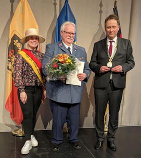 Die Verleihung der Ehrennadel an Roland Frühbeis (Foto: Malteser Frankenthal)